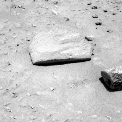 Slot-Rock and "The Shell" (10)
Però sappiamo pure che la temperatura di alcune zone all'interno dei Crateri Bonneville (Area Gusev Crater) ed Endurance (Area Meridiani Planum) sfiora, di giorno, gli 8/9 gradi Celsius. 
E se l'interno di Marte fosse ancora "caldo"?
Siamo davvero certi che non vi sia traccia di attività sismica e vulcanica sul pianeta?
Perchè, se Marte è davvero gelido come dicono i nostri maggiori Scienziati, c'è un'elevata speranza di trovare acqua allo stato liquido sotto la sua superficie? 
Parole chiave: Slot-Rock and "The Shell" area