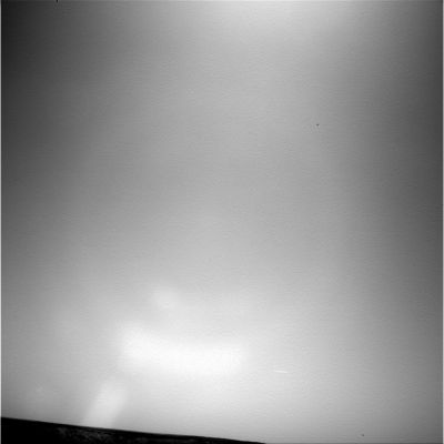 A cloud or something else?
Questa è un'immagine importantissima: a Dx dell'Osservatore, piuttosto in basso, si vede distintamente una piccola scia bianca nel cielo, del tutto simile a quelle che lasciano i nostri jet quando passano. NON è una nuvola (avremo occasione di mostrarVi foto di nuvole Marziane scattate dalla superficie) e NON è un difetto dell'immagine. Si tratta di un qualcosa di reale, fotografato mentre "volava" su Marte, intorno alle 10 di mattina, ora locale. Ancora una Sonda Terrestre?!? Non scherziamo, per favore...
Parole chiave: Possible Orbital Anomaly