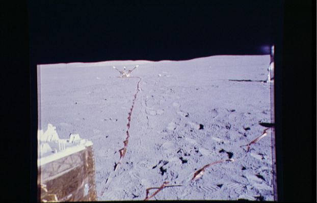 AS 15-87-11846 - Cables and various equipment on the Moon
Una fotografia a colori della zona del Monte Hadley che ci mostra alcune delle attrezzature che gli astronauti si accingono ad utilizzare per compiere i loro esperimenti. Metri e metri di cavi rivestiti d'oro sono già stati distesi sulla polverosa superficie della Luna. Una curiosità: guardate alla Vostra Dx: quasi fuori quadro si vede la "zampa" meccanica di un qualcosa che proietta ombra e che noi, ovviamente sbagliando, avevamo pensato che fosse il LM (il quale è invece da tutt'altra parte). Che cos'è?
Parole chiave: Performing tests