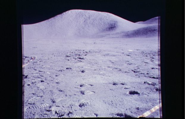 AS 15-87-11849 - Mount Hadley in colors (2)
In questo frame, sempre del Monte Hadley, si riesce ad intravedere, in posizione centrale rispetto ai lati della fotografia, approssimativamente a mezza altezza e ad una distanza apparente di circa 35/40 metri dall'astronauta che riprende, il macigno color grigio e azzurro del quale Vi avevamo accennato in precedenza. Nella versione HR di questo stesso frame si riescono a vedere più dettagli del paesaggio, ma la roccia "anomala" è comunque troppo lontana per riuscire a capire bene di che cosa si tratti.
Parole chiave: Postcards from the Moon