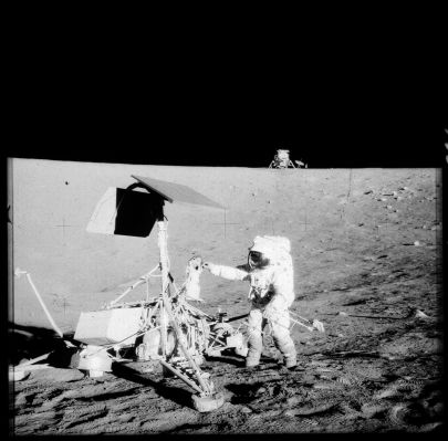 AS 12-48-7133 - Surveyor III and "Pete" Conrad
Caption NASA originale:"Tourist" picture of Pete at the Surveyor III spacecraft. We know this is Pete because he has his tongs attached to his hip mounted "yo-yo". Note that his footprints are not any deeper than those he made around the LM".

Parole chiave: Postcard from the Moon