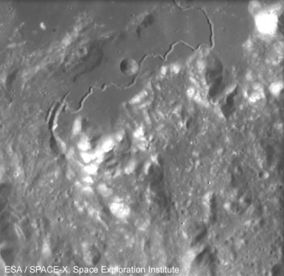 Rima Hadley
Caption ESA originale:"Hadley Rille is the sinuous depression running across this image. 
Beneath it are the 1 to 2 Km high Apennine mountains. 
The large crater in the center of the image is the 30 Km diameter "Hadley C". 

Location: The feature is centred at: 25,0° N and 3,0° E 

Naming: In honour of the English scientist John Hadley who built telescopes in the eighteenth century".
Parole chiave: The Moon from SMART-1