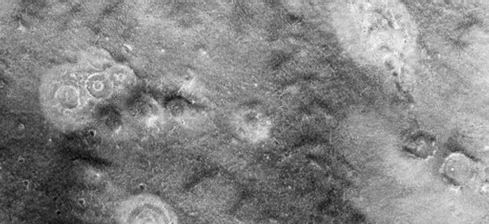 Concentric Craters (Original NASA/MGS/MSSS b/w Frame)
Crateri all'interno di crateri o 'crateri concentrici': si tratta di un fenomeno decisamente raro ed inusuale, ma non (ovviamente) impossibile. Questa Stranezza Marziana non la annoveriamo fra le Anomalie in senso stretto, bensì fra le - semplici - "rarità" che la Natura è capace di creare.
Parole chiave: Mars from orbit - Craters - Unnamed Concentri Craters