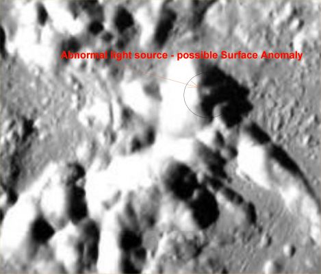 The Central "Peak" of Zucchius Crater (HR)
L'immagine, nonostante gli sforzi dell'ESA e nonostante l'Alta Risoluzione, resta mediocremente sfuocata. Tuttavia, sebbene la certezza non la si può avere, riteniamo di poter dire, con un discreto margine di certezza, che esiste un oggetto anomalo proprio sulla sommità (o nei suoi pressi) di una delle collinette che caratterizzano l'area centrale del Cratere Zucchius. L'oggetto (se seguissimo la Scuola di Hoagland potremmo già parlare di "costruzione") pare avere una base rettangolare e, su questa base (e leggermente alla Sx dell'Osservatore) pare esserci un ulteriore rilievo di forma circolare.
Un'immagine brutta, ripetiamo, ma intrigante ed enigmatica. Da studiare.
Parole chiave: The Moon from orbit - Craters - Zucchius