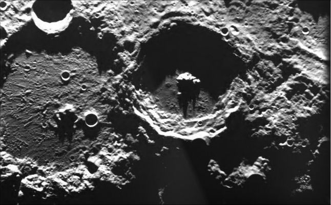 The Lunar North Pole (2)
Caption ESA originale:"(...) This picture is valuable as it shows illumination conditions at the Region. It is important to understand global illumination conditions to help in planning the location of future landing sites and, later, possible bases on the Moon".
Parole chiave: The Moon from orbit - North Pole