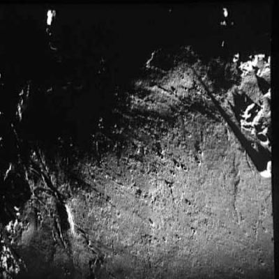 AS 15-98-13302 - A long - unexplainable - shadow on the Moon (2)
L'immagine migliore che abbiamo di questa ombra così spettacolare è quella del frame AS 15-98-13302 di cui, grazie alla preziosa collaborazione di uno dei Curatori dell'Apollo Space Catalog, possiamo fornirVi anche i dati tecnici: "Mission Activity : Revolution 2; Lens focal length: 250 mm; Approximate Altitude: 300 km; Principal Point: Latitude 16 North / Longitude 3.5 East; Camera Tilt: 40 Degrees / Camera Azimuth 180 Degrees; Description/Location: Terminator, Sea of Vapors". C'è una connessione fra questa "cuspide" e le Blair Cuspids?
Parole chiave: Controversial