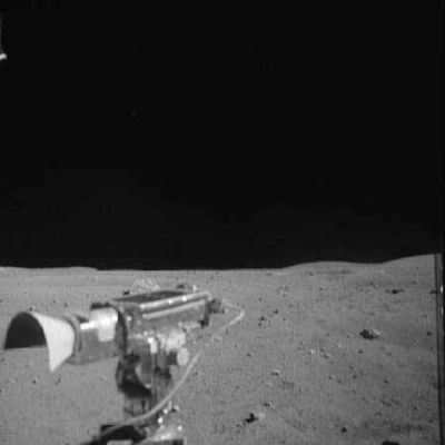 AS 16-111-18036 - Bad picture or fake picture?
Molto spesso, durante gli spostamenti effettuati usando il Lunar Rover, l'Astronauta non addetto alla guida scattava fotografie del paesaggio circostante - ed abbiamo, in effetti, qualche centinaio di riprese di questo tipo. Questa immagine, però, presenta un particolare che è di sicuro interesse: una porzione dell'orizzonte (posta quasi al centro della ripresa) sembra che sia stata, in qualche modo, "artificialmente modificata". Può darsi che si tratti di un difetto nello sviluppo dell'immagine o di una conseguenza dell'iper-processing (ci siamo già soffermati su questi aspetti), ma una cosa è certa: in questo frame l'orizzonte Lunare è stato - in parte - TAGLIATO. Guardate attentamente la fotografia e provate ad ingrandirla leggermente: noterete subito il "difetto".
Parole chiave: Controversial