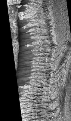 Sample scarp edge in layered unit in Melas Chasma or... Frozen Waterfalls on Mars? (2)
L'immagine è stata ottenuta da un'altezza di circa 377 Km e l'ora locale del luogo ripreso (il MLT dell'area fotografata, insomma...) corrisponde alle 13:43 circa.
Se foste interessati ai dettagli più minuti, sappiate che tutti i dati tecnici relativi a queste immagini sono reperibili all'indirizzo che Vi abbiamo già fornito in sede di commento al frame precedente.
Proviamo ora a guardare, con attenzione, queste incredibili (e, a dire il vero, abbastanza indecifrabili) 'cascate' (--->waterfalls): ma che cosa stiamo guardando, effettivamente?!?
Parole chiave: Mars from orbit - controversial image