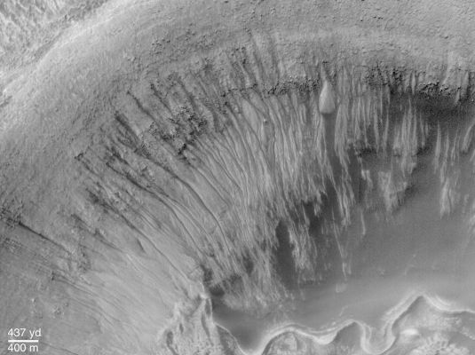 Newton Crater's Gullies (Original NASA/MGS/MSSS b/w Frame)
Da "NASA - Picture of the Day" del 26.6.2000:"...Inside a small crater that lies inside large Newton Crater on Mars, numerous narrow channels run from the top down to the crater floor. The above picture covers a region spanning about 3000 meters across. These and other gullies have been found on Mars in recent HR pictures taken by the orbiting Mars Global Surveyor robot spacecraft. Similar channels on Earth are formed by flowing water, but on Mars the temperature is normally too cold and the atmosphere too thin to sustain liquid water. Nevertheless, many scientists now hypothesize that liquid water did burst out here from underground Mars, eroded the gullies and pooled at the bottom as it froze and evaporated. If so, life-sustaining ice and water might exist even today below the Martian surface (...)". L'idea che ci sia acqua allo stato liquido sotto la superficie di Marte non è nuova, anzi: la NASA stessa lo ipotizzava 4 anni fa. Oggi, dopo mesi di esplorazione "in loco", tutto tace. Forse un ripensamento?
Parole chiave: Mars from orbit - Craters - Newton Crater