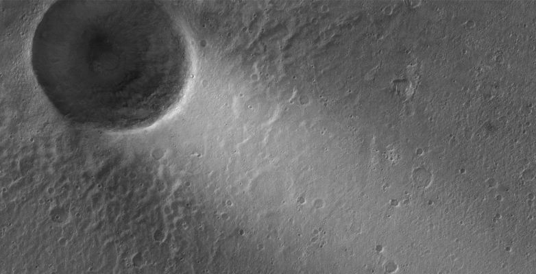 Crater with bright Windstreak in Chrise Planitia (Original NASA/MGS/MSSS b/w Frame)
Caption NASA originale:"This MGS-MOC image shows a (bright) wind streak created in the lee — such as the "downwind" side (ossìa il "lato sottovento") — of a crater in far eastern Chryse Planitia. 
The winds responsible for the formation of the streak blew from the North-East to the South-West".

Location near: 21,5° North; 27,4° West
Image width: ~3 km (~1,9 mi)  
Illumination from: lower left  
Season: Northern Winter
Parole chiave: Mars from orbit - Craters