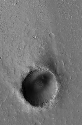 Unnamed Crater with Windstreak (Original NASA/MGS/MSSS b/w Frame)
Caption NASA originale:"This MGS-MOC image shows a 1,2 Km North Mid-Latitude Unnamed Crater with a bright Windstreak". 

Location near: 30,8° North Lat. and 131,8° West Long.
Image width: ~3 Km (~1,9 mi) 
Illumination from: lower left 
Season: Northern Summer 

Parole chiave: Mars from orbit - Craters