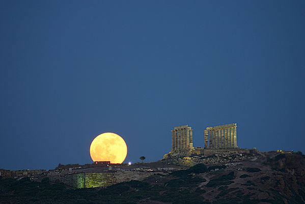 The "Moon Illusion"...From Cape Sounion
Da "NASA - Picture of the Day" del 23 Giugno 2005:"The Moon was full this month on June 22nd, only a day after the northern hemisphere's summer solstice. Since this solstice marked the northernmost point of the Sun's annual motion through planet Earth's sky, the full Moon rising near the ecliptic plane opposite the Sun was at its farthest south for the year. Only a month earlier, on May 23rd, astronomer Anthony Ayiomamitis recorded this picture of another southerly full Moon rising above Cape Sounion, Greece. The twenty-four hundred year old Temple of Poseidon lies in the foreground, also visible to sailors on the Aegean Sea. In this well-planned, single exposure, a long telephoto lens makes the Moon loom large, but even without optical aid casual skygazers often find the full Moon looking astonishingly large when seen near the horizon. 
That powerful visual effect is known as the Moon Illusion". 
Parole chiave: Artistic Pictures