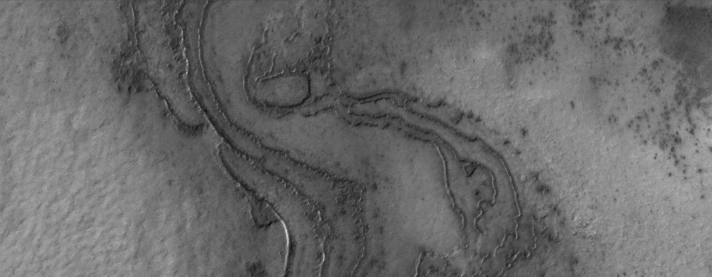 South Polar "River-like" Surface Features? (NASA-MGS/MOC RAW b/w frame)
Caption originale:"This MGS-MOC image shows layering in terrain at the high Southern Latitudes of Mars. 
South Polar layers are commonly assumed to consist of varying amounts of dust and ice but there is an an alternative explanation saying that they may be exposures of ancient sedimentary rock".

Location near: 78,9° S; 10,1° W  
Image width: ~3 Km (~1,9 mi)  
Illumination from: upper left  
Season: Southern Summer
Parole chiave: Mars from orbit - South Polar Features - Layers