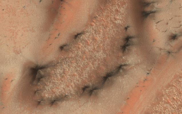 Northern Spring (EDM - Natural Colors; credits: NASA/JPL/Univ. of Arizona)
nessun commento
Parole chiave: Mars from orbit - North Polar Features - Dark Streaks