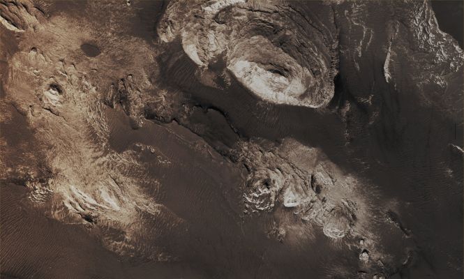 Features of Aureum Chaos (CTX "A" - Enhanced Absolute Natural Colors; credits for the additional process. and color.: Dr Paolo C. Fienga - Lunexit Team) 
Mars Local Time: 14:15 (Early Afternoon)
Coord. (centered): 3,6° South Lat. and 332,6° East Long.
Spacecraft altitude: 270,4 Km (such as about 169,0 miles) 
Original image scale range: 27,1 cm/pixel (with 1 x 1 binning) so objects ~ 81 cm across are resolved
Map projected scale: 25 cm/pixel
Map projection: EQUIRECTANGULAR
Emission Angle: 5,6° 
Sun-Mars-Spacecraft (or "Phase") Angle: 39,4°
Solar Incidence Angle: 34° (meaning that the Sun is about 56° above the Local Horizon)
Solar Longitude: 359,1° (Northern Winter)
Credits: NASA/JPL/University of Arizona
Additional process. and coloring: Dr Paolo C. Fienga - Lunar Explorer Italia
Parole chiave: Mars from orbit - Chaotic Terrain - Aureum Chaos