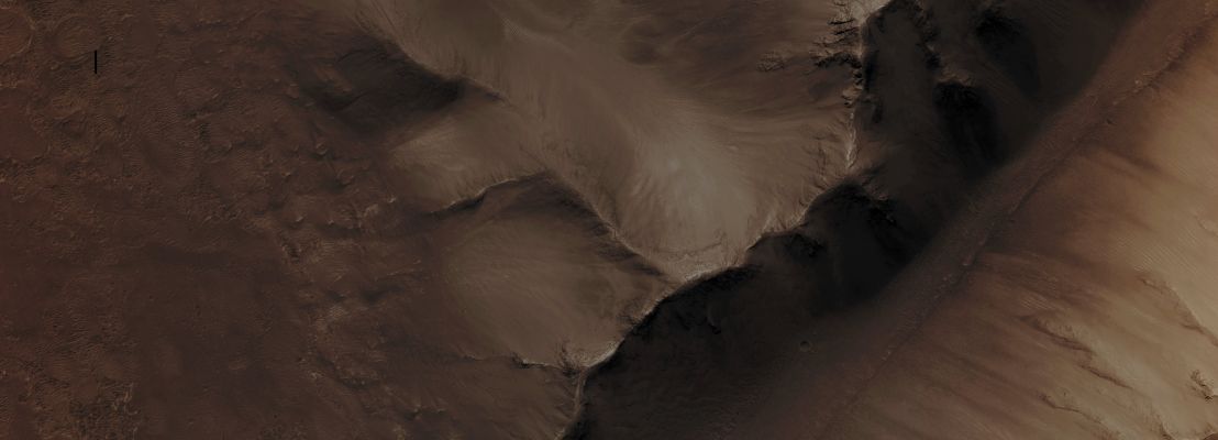 Features of Jus Chasma (Absolute Natural Colors; credits for the additional process. and color.: Dr Paolo C. Fienga - Lunexit Team)
Mars Local Time: 14:19 (Early Afternoon)
Coord. (centered): 8,5° South Lat. and 279,6° East Long.
Spacecraft altitude: 265,0 Km (such as about 165,6 miles) 
Original image scale range: 25,4 cm/pixel (with 2 x 2 binning) so objects ~ 1 mt and 59,0 cm across are resolved
Map projected scale: 50 cm/pixel
Map projection: EQUIRECTANGULAR
Emission Angle: 8,0° 
Sun-Mars-Spacecraft (or "Phase") Angle: 28,3°
Solar Incidence Angle: 36° (meaning that the Sun is about 54° above the Local Horizon)
Solar Longitude: 359,2° (Northern Winter)
Credits: NASA/JPL/University of Arizona
Additional process. and coloring: Dr Paolo C. Fienga - Lunar Explorer Italia
Parole chiave: Mars from orbit - Chasmas - Jus Chasma