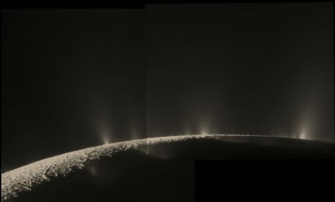 Fountains of Light (Natural Colors; image processing credits: Dr M. Faccin)
Con questa meravigliosa fotocomposizione rappresentativa delle "Fontane di Luce" che, come sapete, caraterizzano il Polo Sud di Encelado, ci pregiamo ed onoriamo di salutare l'Amico (o gli Amici) che ci legge (o leggono) dall'Osservatorio Astronomico di Arcetri.

Un Caro Saluto e Cieli Sereni a Voi dal Lunexit-Team!
Parole chiave: Saturn's Moon - Enceladus