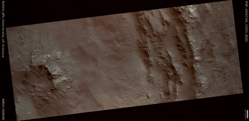 Fresh "Santa Fe Crater" in Chryse Planitia (possible True Colors; credits: Lunar Explorer Italia)
Mars Local Time: 15:25 (early afternoon)
Coord. (centered): 19,4° North Lat. and 312,0° East Long.
Spacecraft altitude: 283,4 Km (such as about 177,1 miles) 
Original image scale range: 28,4 cm/pixel (with 1 x 1 binning) so objects ~85 cm across are resolved 
Map projected scale: 25 cm/pixel 
Map projection: EQUIRECTANGULAR 
Emission Angle: 4,0° 
Phase Angle: 51,6°
Solar Incidence Angle: 48° (meaning that the Sun is about 42° above the Local Horizon)
Solar Longitude: 117,5° (Northern Summer)
Credits: NASA/JPL/University of Arizona
Additional process. and coloring: Lunar Explorer Italia
Parole chiave: Mars from orbit - Craters - Santa-Fe Crater