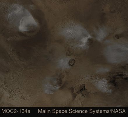 Just clouds and fogs over Tharsis?
Uno spettacolare frame Mars Global Surveyor, inviatoci dall'Amico e Partner, Dr Alessio Feltri, ci offre una spettacolare visione di "fumi" che sovrastano la Provincia Vulcanica di Tharsis.

Secondo la NASA si tratta di nuvole (prevalentemente costituite da vapore acqueo) e nebbie. E noi diciamo che "può darsi", anzi: è molto probabile che sia così.

Ma ora osservate questa immagine e mettetela in correlazione al recente frame Mars Express che sembrava rappresentare uno spettacolare pennacchio sollevatosi da una delle caldere del vulcano Arsia Mons (diciamo "sembrava" poichè, a parte il Gruppo Lunexit, NESSUN ALTRO si è pronunciato sull'evento!).

Siamo davvero certi che quanto si vede in questo frame sìano solo nuvole e nebbie? 
Siamo davvero certi che la Provincia Vulcanica di Tharsis sia "inerte"?

Osservate attentamente la forma delle "nebbie" che sovrastano e circondano i diversi camini vulcanici ripresi e poi provate a rispondere a questa "semplice" domanda: che cosa stiamo guardando?...
Parole chiave: Mars from orbit - Tharsis Province