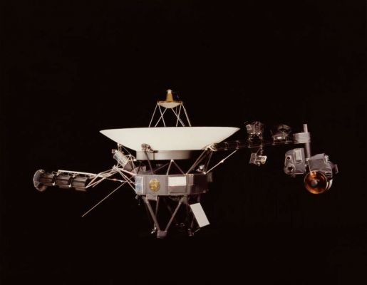 Voyager 2: Citizen of the Universe
Lanciata 42 anni fa la Sonda Voyager 2 è diventata il secondo oggetto costruito dall’uomo (dopo la sonda Voyager 1) a lasciare il sistema solare (o meglio l’Eliosfera ossia la zona influenzata dai venti solari) e sta viaggiando nello spazio interstellare.  A certificarlo, sulle pagine di Nature Astronomy, sono stati i ricercatori dell’università dell’Iowa, che hanno registrato il debole ma preciso segnale trasmesso “dall’altra parte” ossia da oltre il confine invisibile che segna la fine del sistema solare. Il fatto che Voyager abbia attraversato il sistema solare ci fornisce dati preziosi sulla formazione dell’eliosfera e, si presume, ci fornirà dati ancor più importanti in merito a quel che c’è oltre il sistema solare, nello spazio inesplorato, visto che si stima che, senza incidenti, le sonde Voyager e Voyager 2 potranno continuare il loro viaggio potenzialemente per altri 5 miliardi di anni, ossia, potenzialmente per sempre.
Parole chiave: Voyager 2